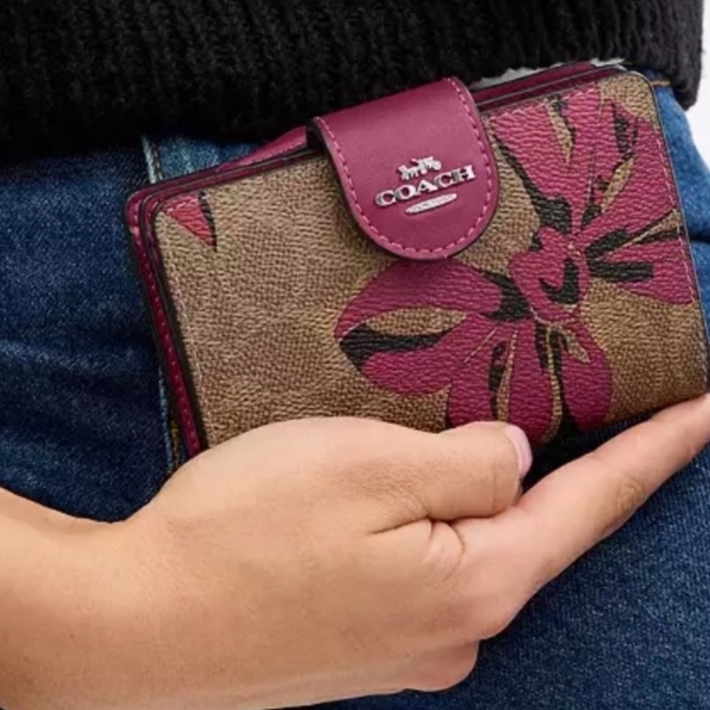 Coach Medium Corner Zip Wallet In Signature Canvas With Bow Print CZ340